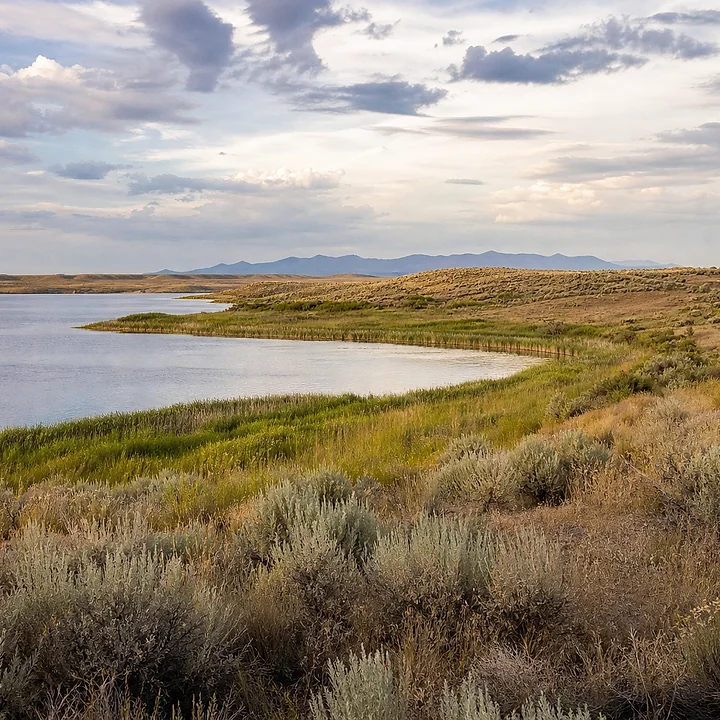 Lake area and mountain land in Moses Lake