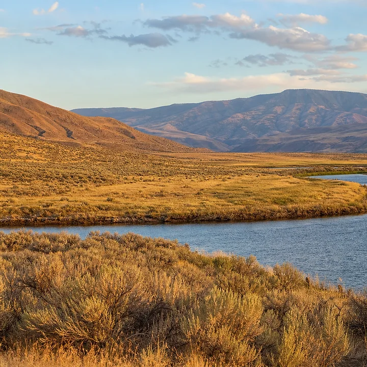 Lake area and mountain land in Wenatchee